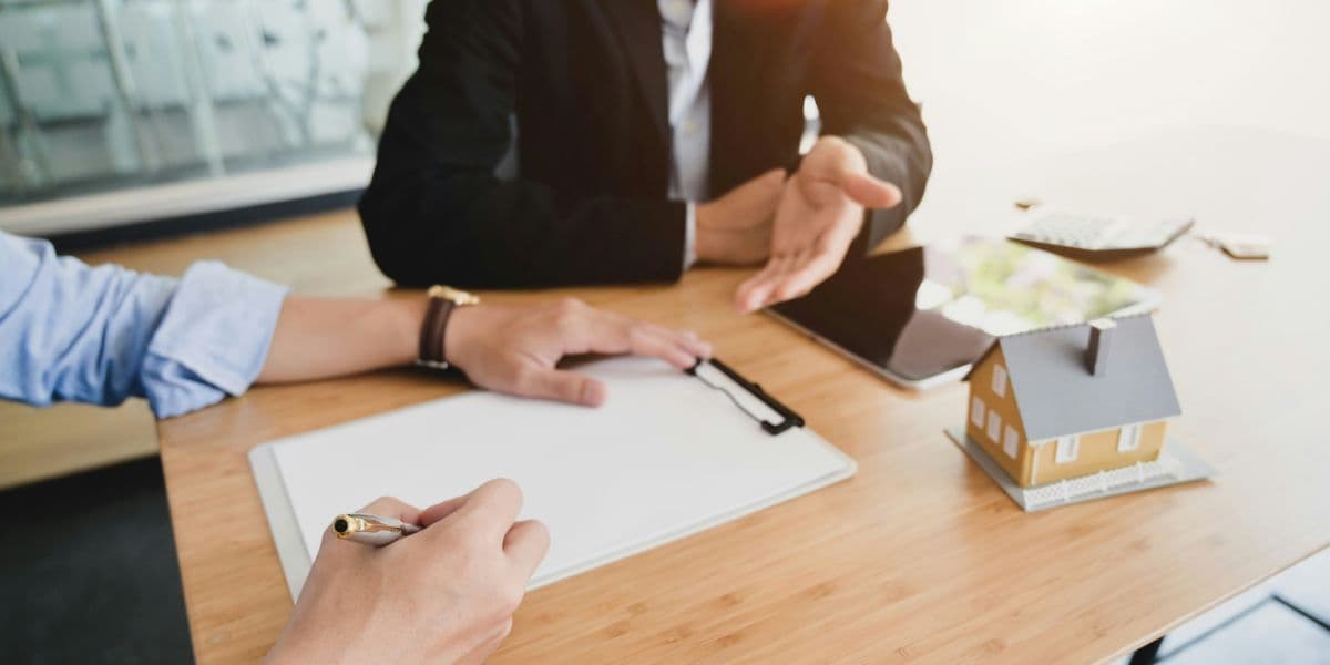 Advisor assisting a learner with application paperwork for career change training programs in Germany.
